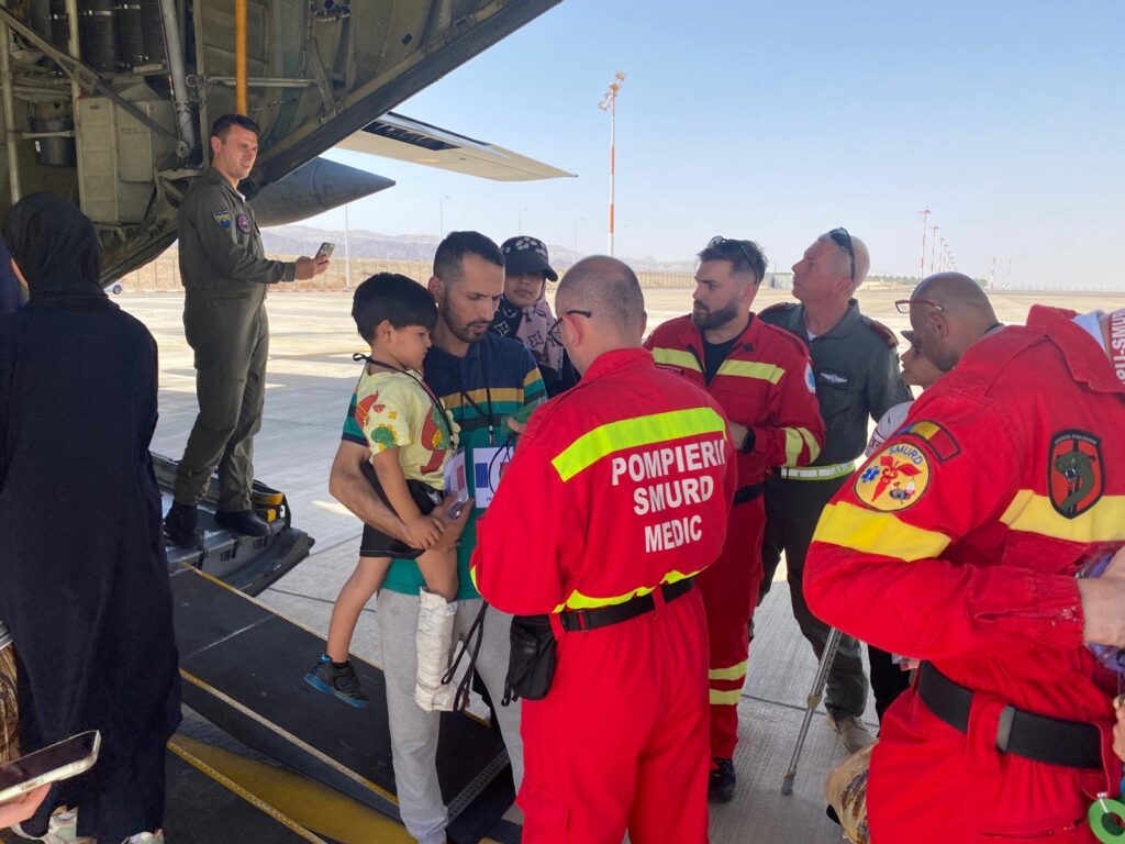 România a evacuat 12 copii grav bolnavi din Gaza într-o nouă misiune umanitară