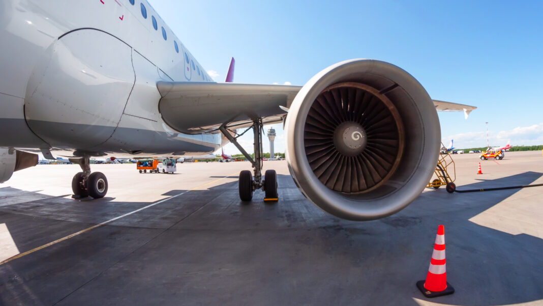 Bărbat mort după ce a fost aspirat de motorul unui avion pe aeroportul din Bergamo