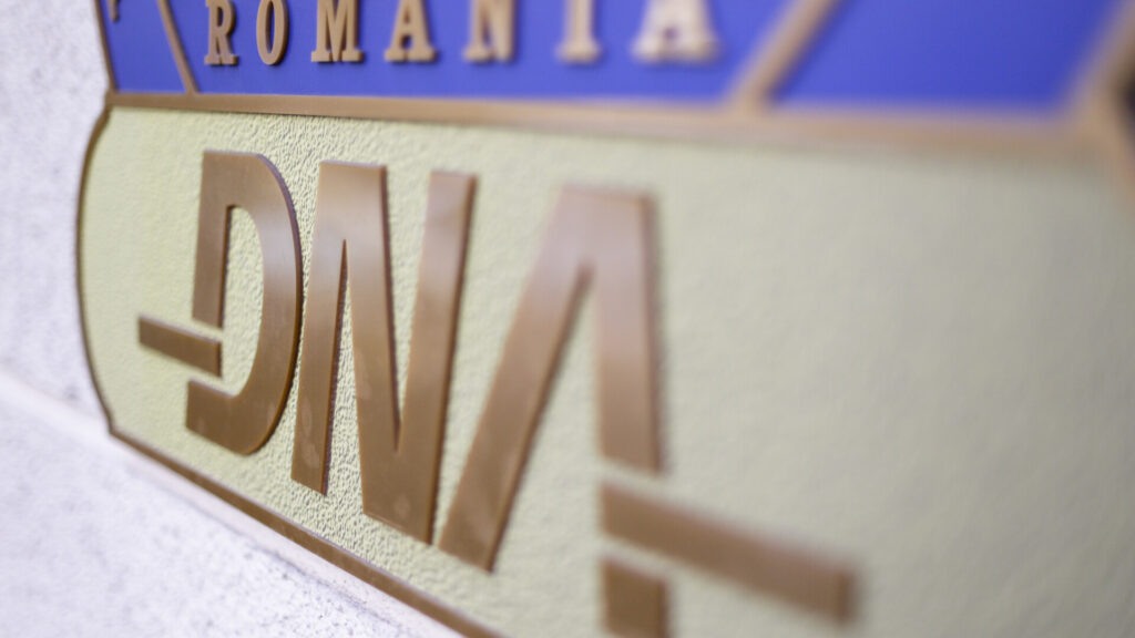Inspector din ANAF, sub control judiciar după ce ar fi cerut unui afacerist un milion de euro pentru rambursări frauduloase de TVA