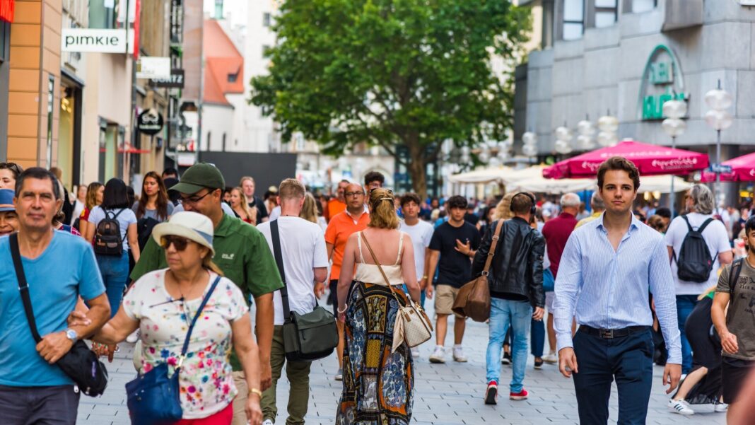 Sondaj CURS: Armata, Biserica, Uniunea Europeană, Poliția și mediul privat - în topul încrederii românilor