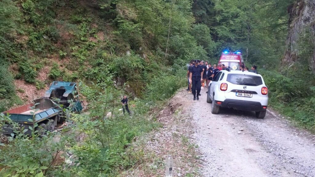 Tragedie în Gorj: Un camion a căzut într-o râpă! Doi morți, patru răniți