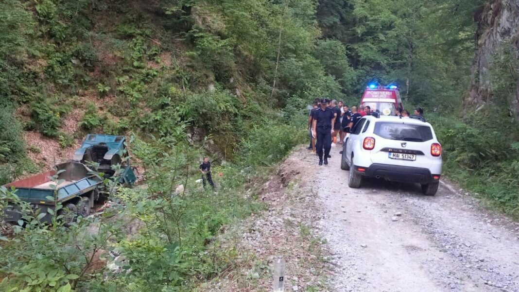62561552 Primele informații indică faptul că șoferul ar fi pierdut controlul volanului într-o zonă periculoasă a drumului forestier