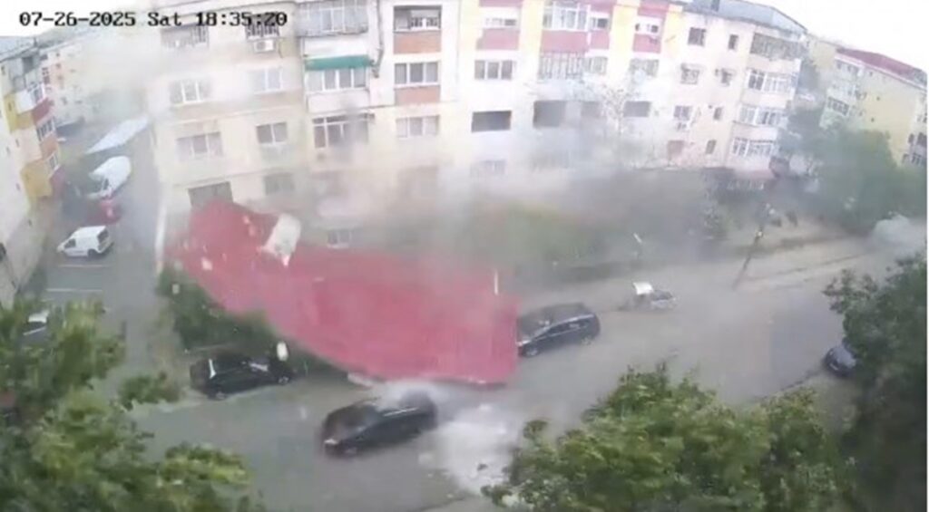 VIDEO / Momentul în care acoperişul unui bloc e smuls de furtună şi se prăbuşeşte peste o persoană