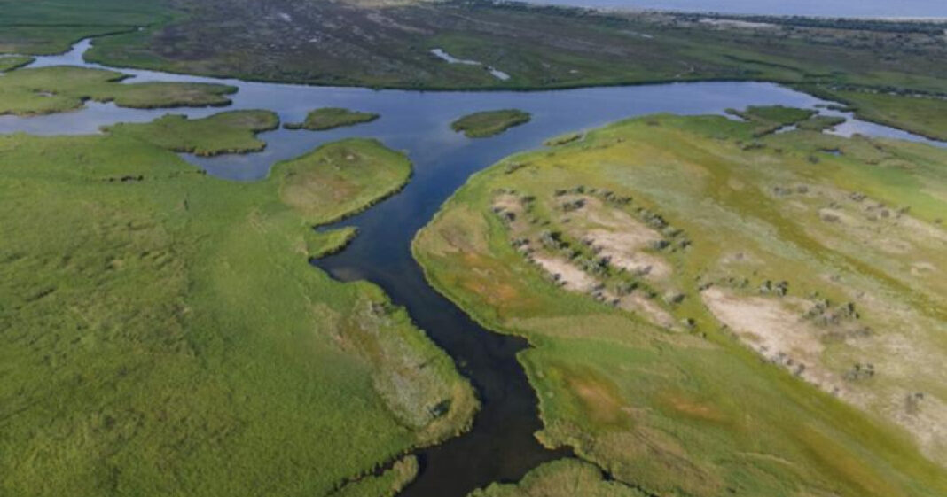 Trei morţi după ce o navă ucraineană folosită pentru deminare a sărit în aer pe canalul Bâstroe