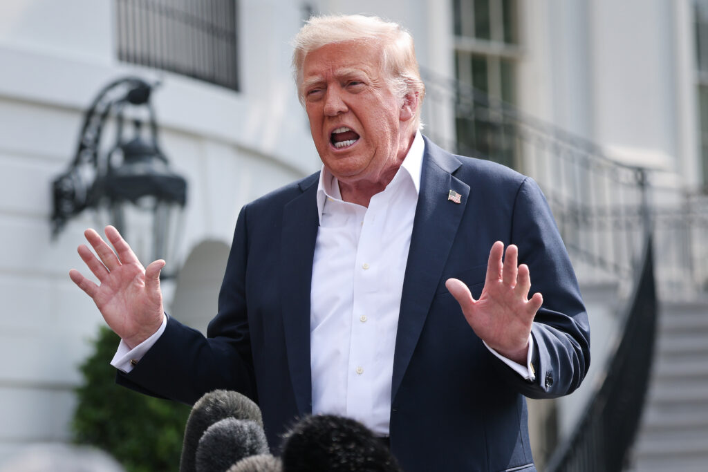 (VIDEO) Casa Albă anunță că Trump a fost diagnosticat cu o afecțiune venoasă, după întrebări legate de vânătăi