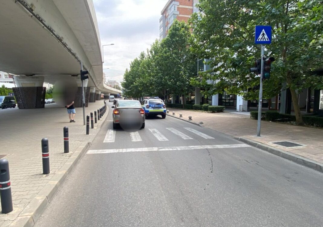 O femeie a fost accidentată de un autoturism în timp ce traversa regulamentar pe trecerea de pietoni