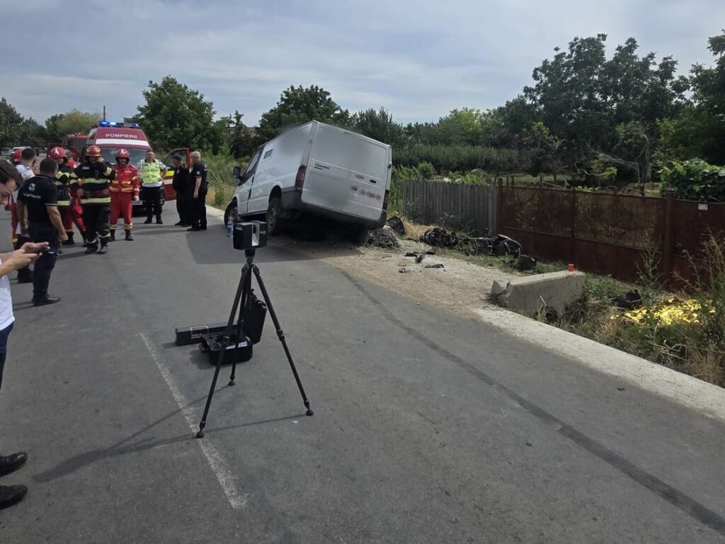 Olt: Coliziune între un moped şi o autoutilitară. Un minor a murit şi un altul a fost rănit