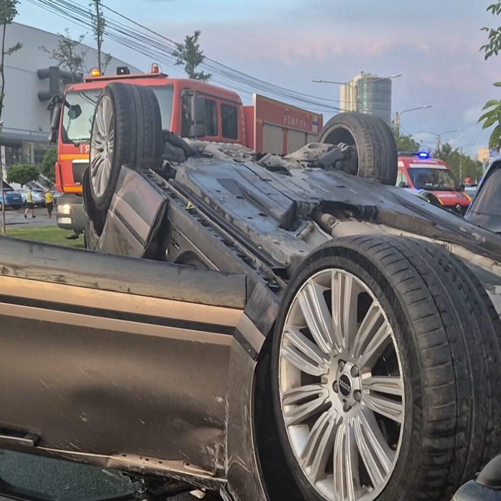 (VIDEO) Accident spectaculos în Craiova: Mașină răsturnată după coliziune, pagube materiale în lanț