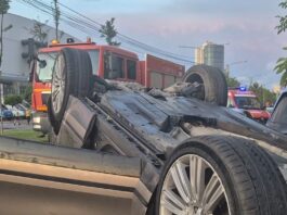 Mașină răsturnată după coliziune