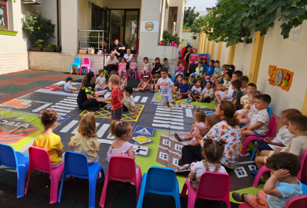 Activităţile pentru siguranţa copiilor pe perioada vacanţei continuă