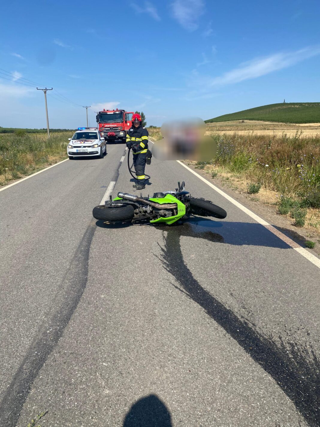 Motociclistul ar fi pierdut controlul asupra direcției de mers, după care ar fi căzut pe partea carosabilă