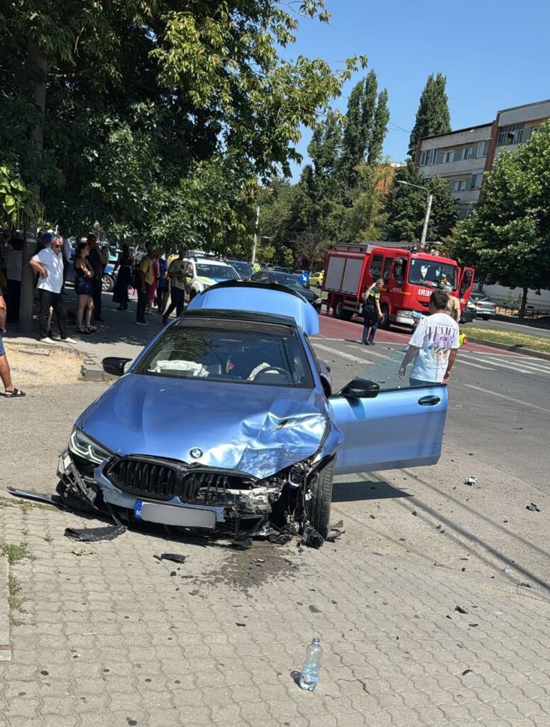 Accident rutier pe bulevardul 1 Mai din Craiova: O femeie a ajuns la spital