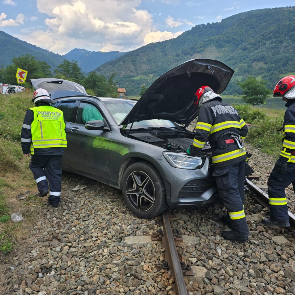 Autoturism Deraiat pe Șinele de Tren la Câineni
