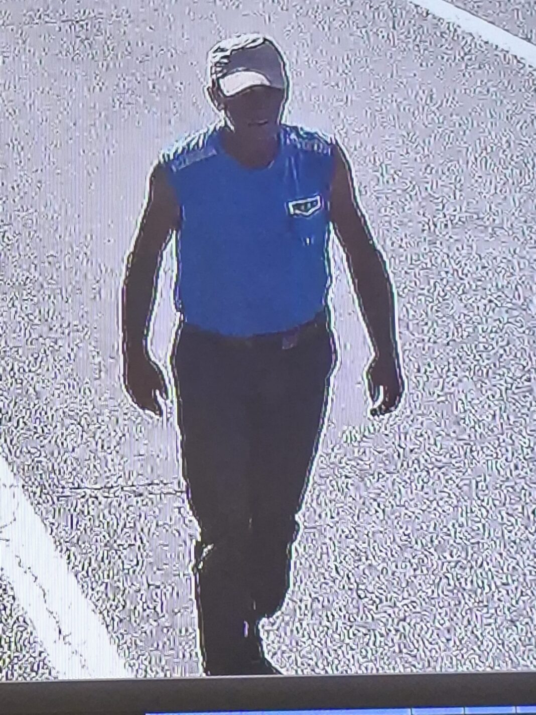 Bărbatul purta la momentul dispariției purta pantaloni negri, tricou albastru și șapcă