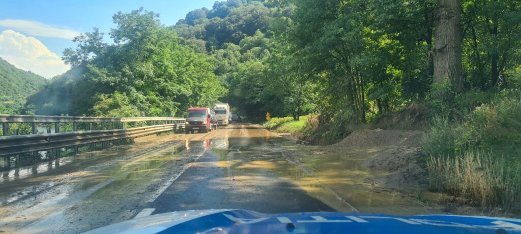 Aluviuni blochează DN 7 în Racovița, Vâlcea - Trafic perturbat de viiturile recente