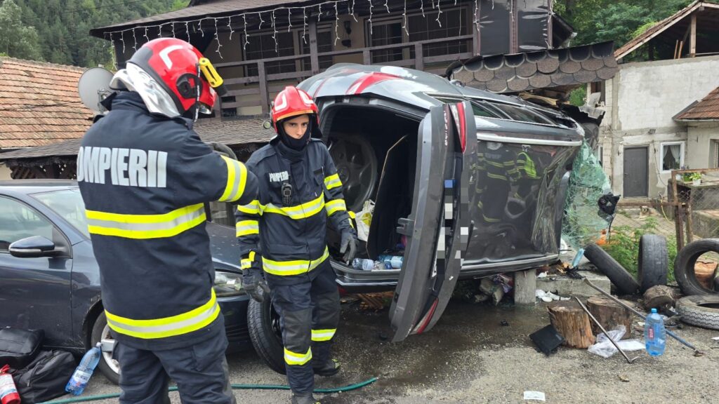 Accident grav pe DN 7: Un autoturism a intrat în zidul unei case. Trei persoane, printre care doi minori, rănite