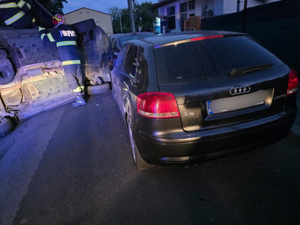 Accident rutier în Craiova. Un șofer s-a răsturnat după ce a lovit mai multe mașini parcate