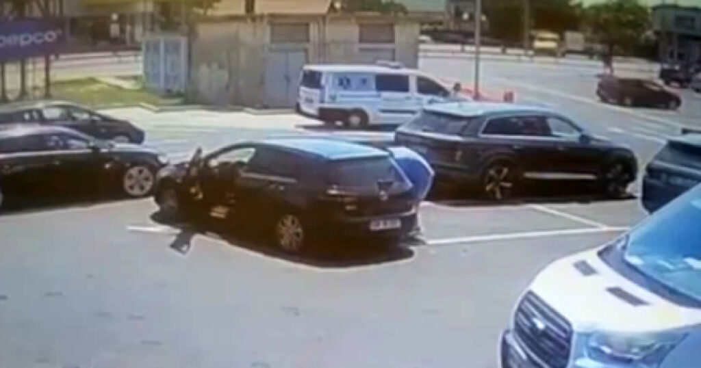 Tentativă de răpire a unei femei din parcarea unui supermarket