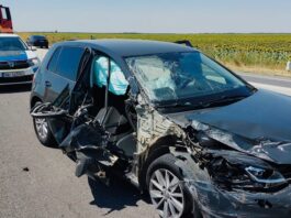 Şofer grav rănit după ce autoturismul pe care îl conducea s-a ciocnit cu o autoutilitară