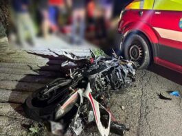 Un motociclist a murit, iar un adolescent a ajuns la spital după ce o motocicletă a intrat într-un autoturism