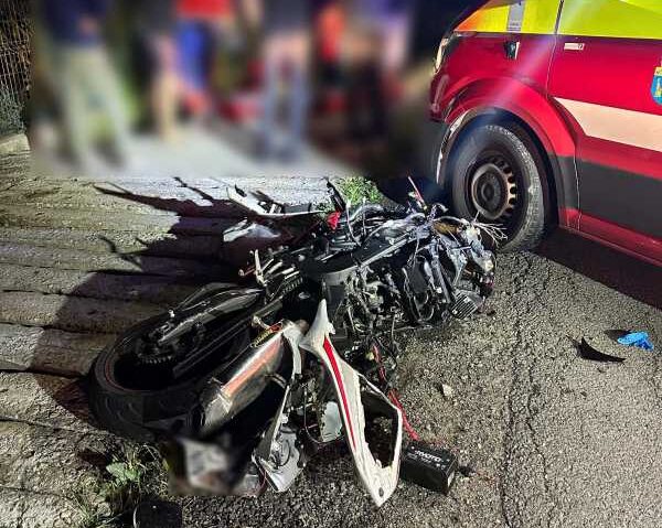 Un motociclist a murit, iar un adolescent a ajuns la spital după ce o motocicletă a intrat într-un autoturism