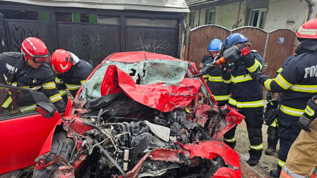 O şoferiţă a murit după ce i s-a făcut rău şi a intrat într-un TIR cu cărămizi