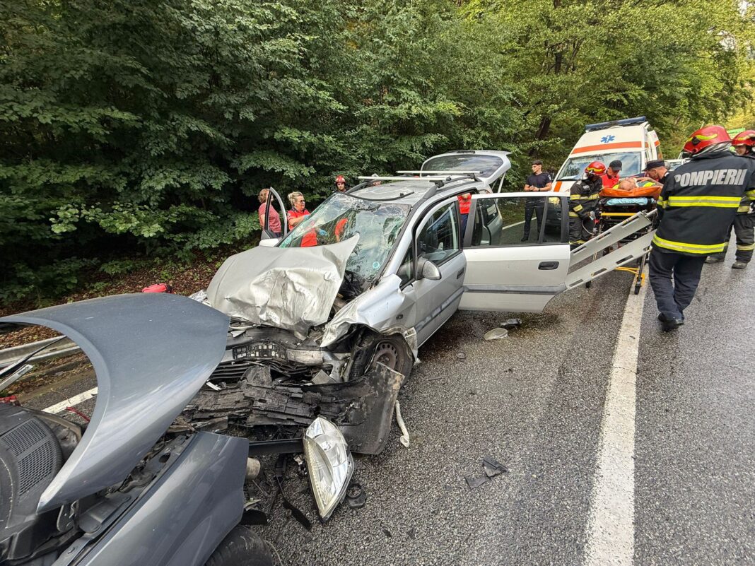 Gorj: Accident cu şapte răniţi într-o curbă de pe Defileul Jiului