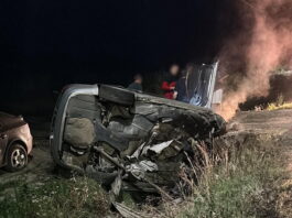 Un tânăr a decedat și o femeie este în stare gravă după ce două autoturisme s-au ciocnit, unul fiind proiectat într-un cap de pod