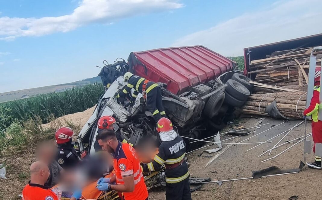 Cinci persoane au fost rănite în ciocnirea între un microbuz şi un camion