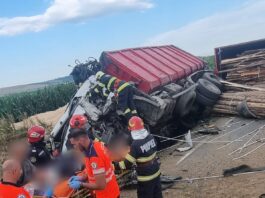 Cinci persoane au fost rănite în ciocnirea între un microbuz şi un camion