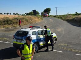 O fetiță a murit și alte patru persoane au fost rănite după ce o căruță a fost lovită de un autoturism