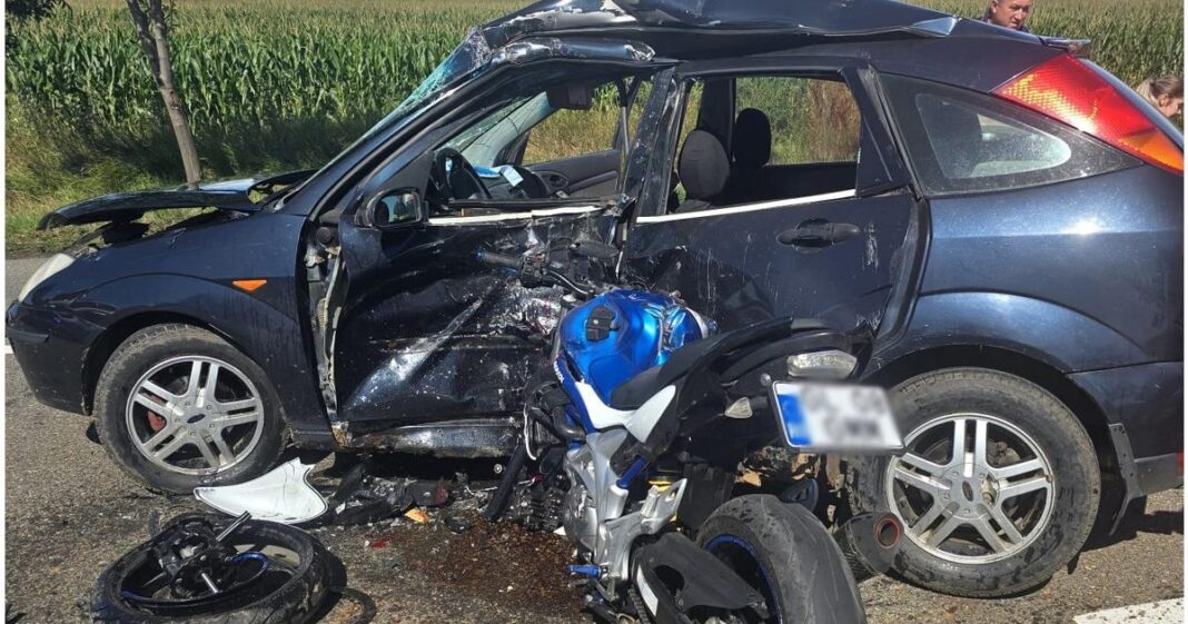 Doi șoferi au murit pe loc după ce o motocicletă și o mașină s-au ciocnit
