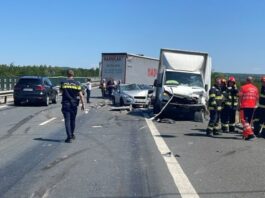 Trei copii şi doi adulţi, răniţi într-un accident în care au fost implicate cinci autoturisme, un TIR şi o camionetă