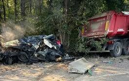 Un şofer a murit după ce maşina lui s-a făcut zob intrând într-o basculantă