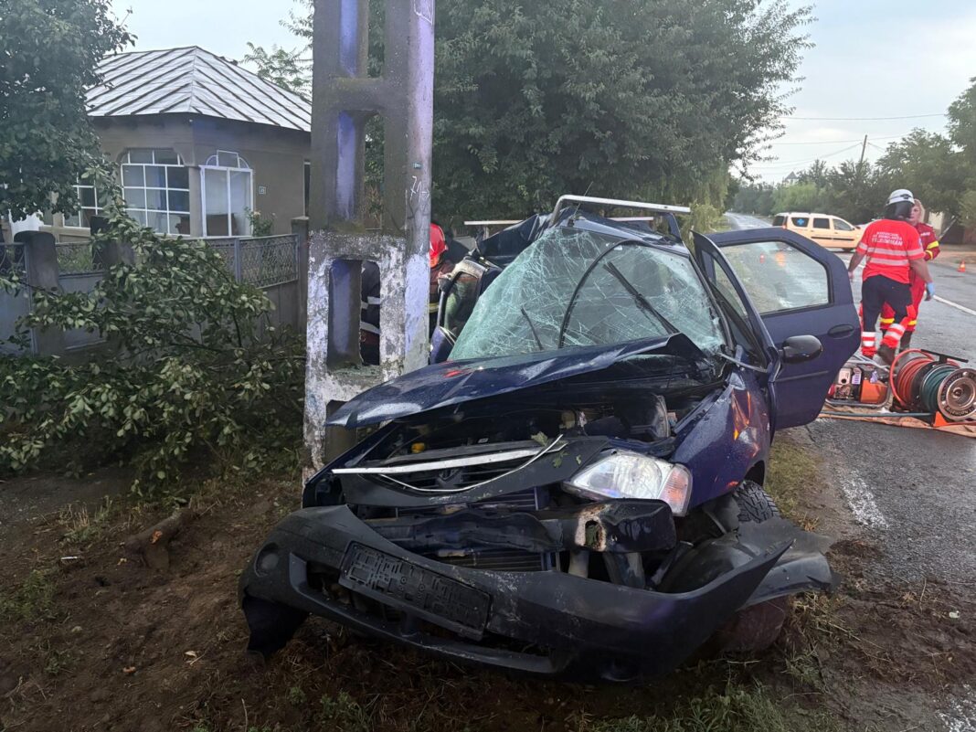 Doi tineri şi-au pierdut viaţa după ce maşina lor a lovit un copac şi un stâlp de curent