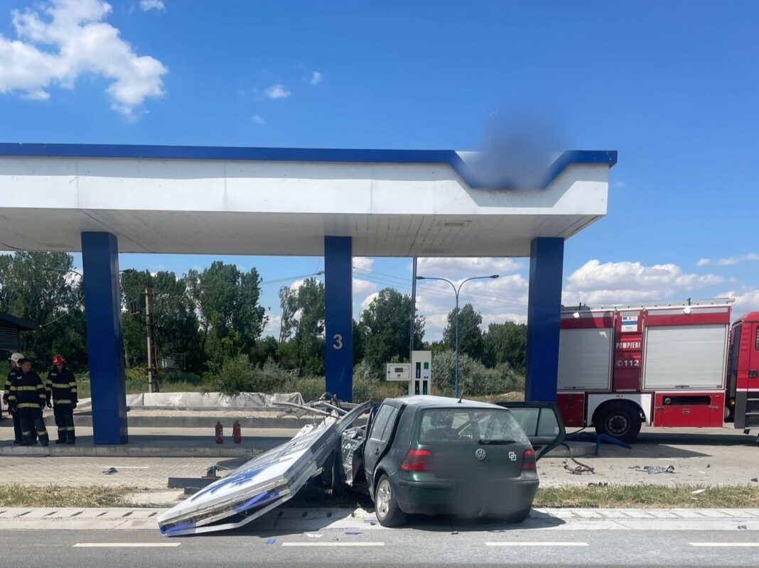 Olt: Doi adulți și trei minori, răniți într-un accident la o stație peco