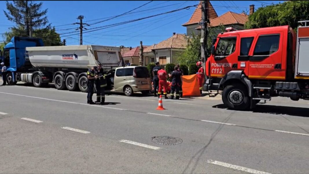 Un şofer şi-a pierdut viaţa după ce a intrat cu maşina într-un camion staţionat