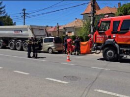 Un şofer şi-a pierdut viaţa după ce a intrat cu maşina într-un camion staţionat