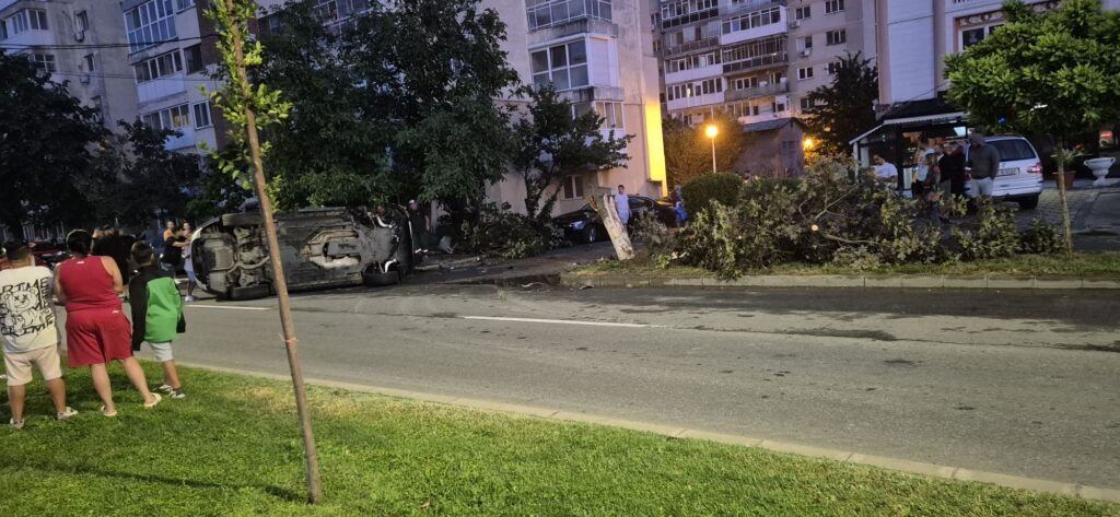 Accident cu două mașini lângă Stadionul „Ion Oblemenco“. Unul dintre autoturisme s-a răsturnat și a retezat un copac