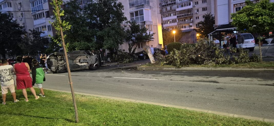 acc stadion Accident cu două mașini lângă Stadionul „Ion Oblemenco“. Unul dintre autoturisme s-a răsturnat și a retezat un copac