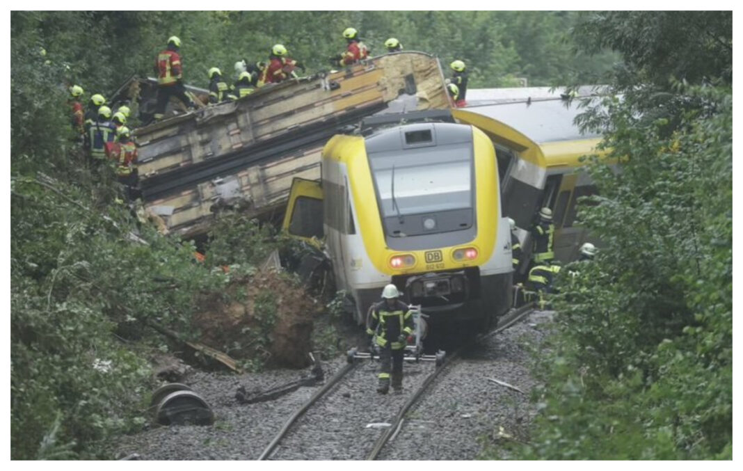 Trei morţi și 41 de răniţi într-un accident feroviar provocat de o alunecare de teren, în Germania