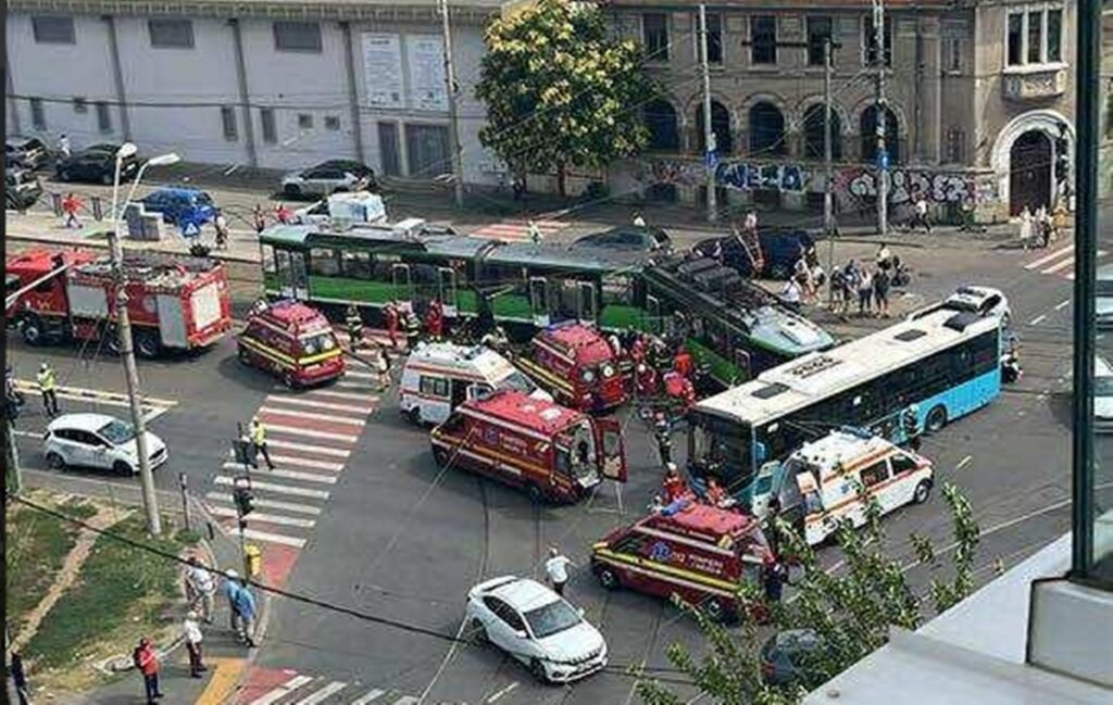 11 Răniți după Coliziunea dintre un Autobuz și un Tramvai
