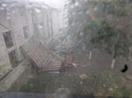 O femeie a fost rănită mortal, în casă, de bucăți din acoperișul acoperişul blocului vecin care a fost luat de furtună