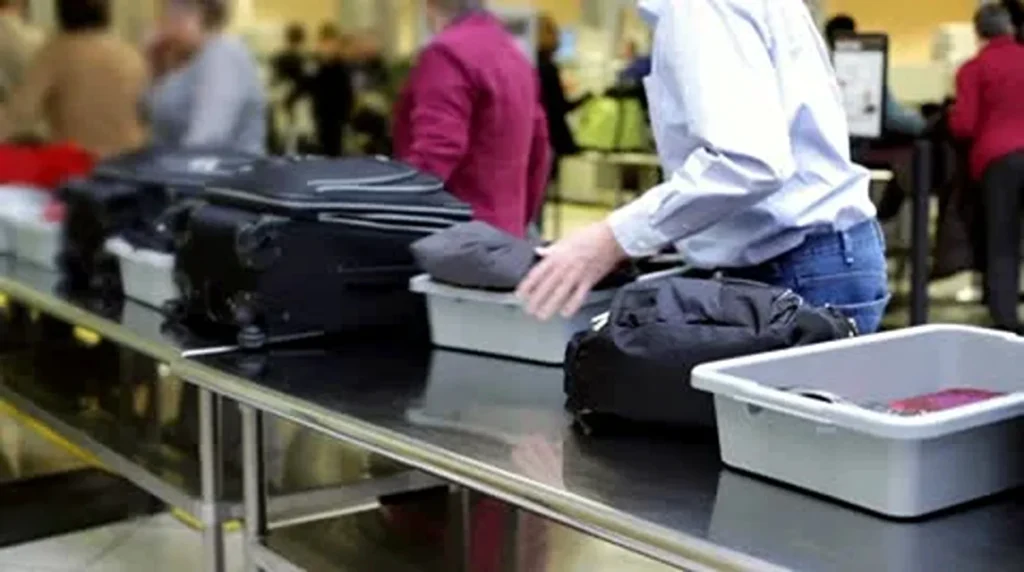 Aeroporturile din UE se pregătesc să renunțe la  „regula de 100 de mililitri” pentru bagajele de mână