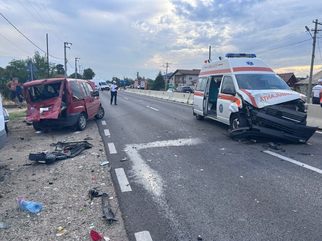 Impact serios între o autoutilitară şi o ambulanţă! Două persoane au ajuns la spital
