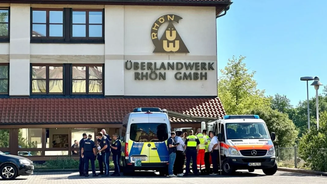 Un mort şi doi răniţi după ce un tânăr german şi-a atacat colegii de serviciu cu cuţitul