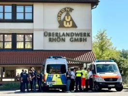 Un mort şi doi răniţi după ce un tânăr german şi-a atacat colegii de serviciu cu cuţitul