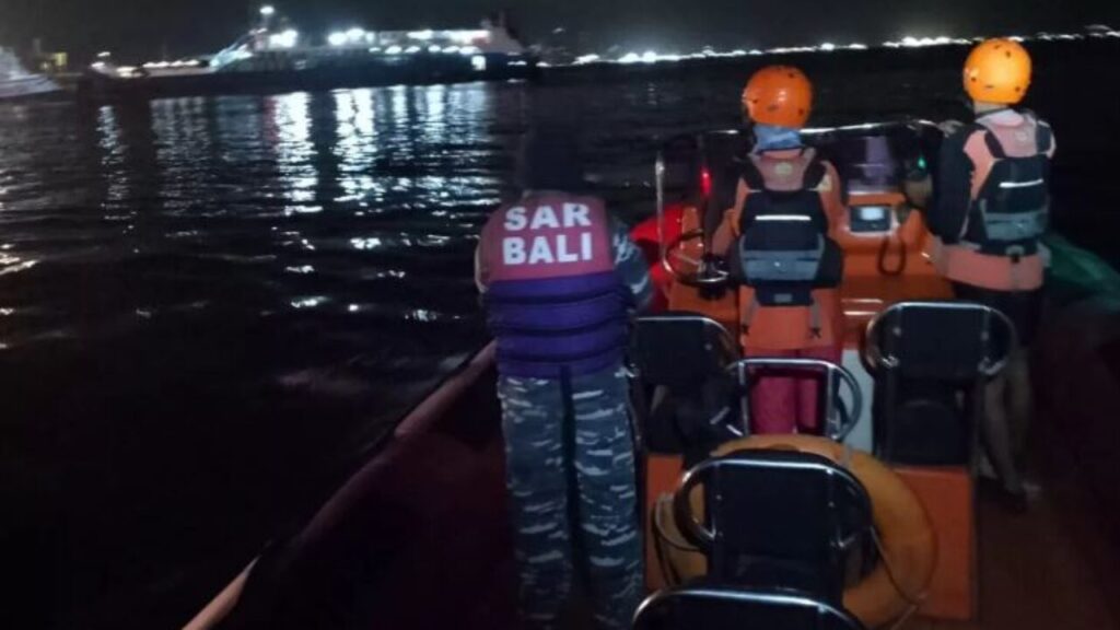 Tragedie în Bali! Patru morți și 23 de persoane salvate în naufragiul unui feribot