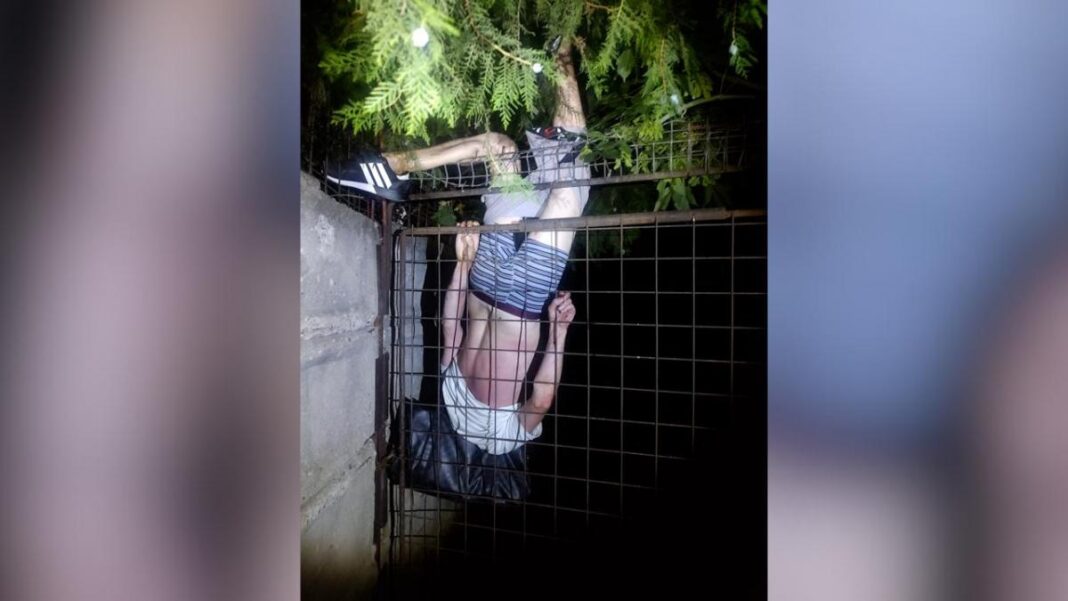 Un bărbat care fugea de polițiștii locali a rămas agățat într-un gard