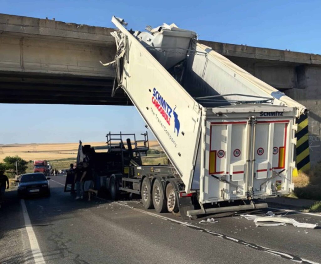 Un camion s-a oprit într-un cap de pod după ce i s-a ridicat bena! Şoferul a rămas blocat